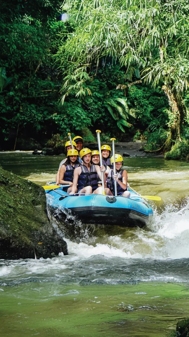 This might be the most fun thing to do in Bali with friends Paddling together. Splashing water. Laughing non stop. Rafting on the Ayung River is all about fun rapids jungle views and good vibes all the way down. No stress. Just pure fun. Would your team paddle properly… or just laugh the whole time?