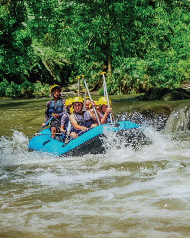 Good vibes. Great memories Rafting on the Ayung River is all about fun, laughter, and moments you won’t forget. Splashing through the rapids surrounded by jungle views No stress. Just pure fun together. Would you try this with your friends?