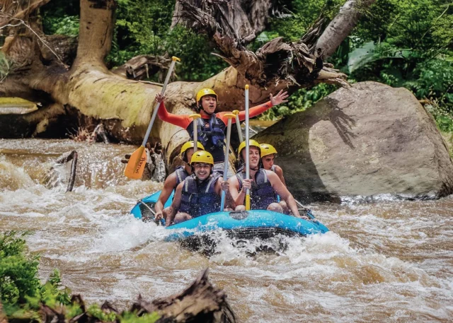 This is your sign to try rafting in Bali Big splashes. Fast rapids. Good laughs. Cruising through the Ayung River with jungle views all around Fun with friends. Fun with family. Fun from start to finish. Not too extreme. Just the right amount of adventure Would you try this ride?