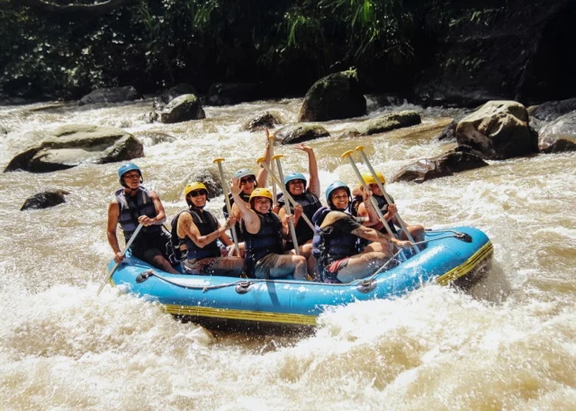 This is your sign to try rafting in Bali Big splashes. Fast rapids. Good laughs. Cruising through the Ayung River with jungle views all around Fun with friends. Fun with family. Fun from start to finish. Not too extreme. Just the right amount of adventure Would you try this ride?