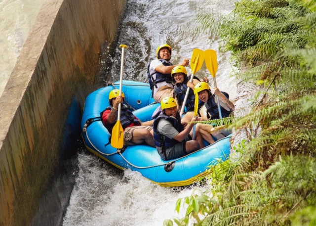 This is your sign to try rafting in Bali Big splashes. Fast rapids. Good laughs. Cruising through the Ayung River with jungle views all around Fun with friends. Fun with family. Fun from start to finish. Not too extreme. Just the right amount of adventure Would you try this ride?