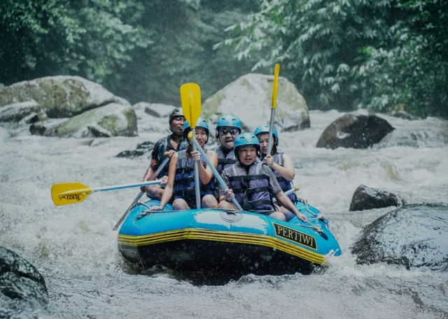 This is your sign to try rafting in Bali Big splashes. Fast rapids. Good laughs. Cruising through the Ayung River with jungle views all around Fun with friends. Fun with family. Fun from start to finish. Not too extreme. Just the right amount of adventure Would you try this ride?