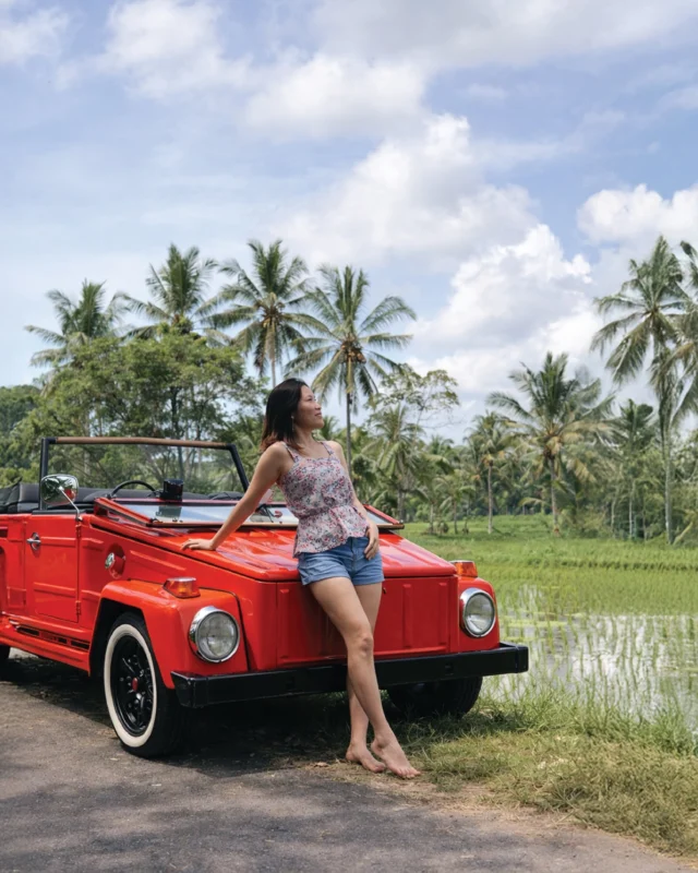 Vintage car. Bali breeze. Golden views. Cruising through rice fields and palm trees with the kind of view that makes you slow down for a moment Soft sunlight. Fresh air. Classic VW vibes. This is Bali in a different way Would you take this romantic ride?