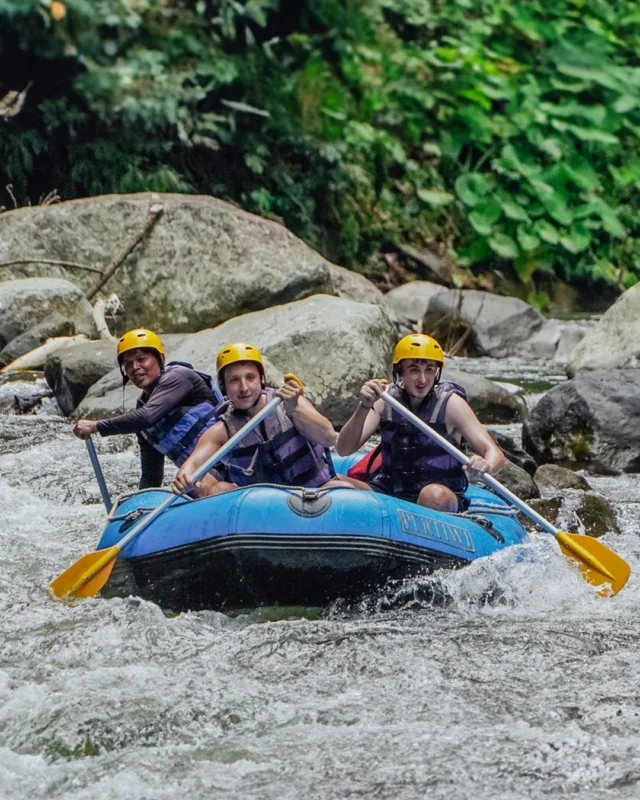A little splash, a lot of laughs, and a great day on the river! @Juliendien enjoyed the fun of white water rafting on the Ayung River, surrounded by lush jungle and refreshing splashes along the way. Good vibes, fun rapids, and memories worth taking home. Bali river days just hit different!
